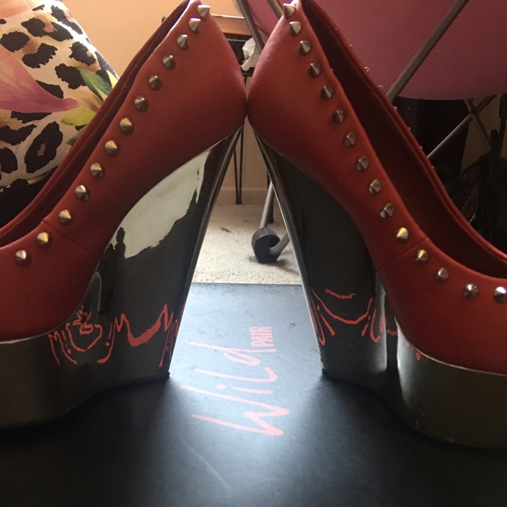 Sexy red Wild Pair “rocker chick” spiked wedges - Picture 3 of 8